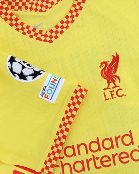 Третья форма «Ливерпуля» – желтая: с отсылками к знаменитой трибуне «Энфилда» и флагам фанатов с финала Кубка чемпионов-77